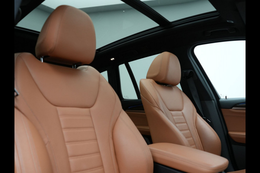 BMW X3 xDrive30e M Sport Plug In Hybrid 293pk Dealer O.H. PHEV | Panodak | Sfeerverlichting | Lederen Sportstoelen Memory & Verwarmd | Stuur Verwarmd | Apple Carplay | Keyless | Cruise Control | Navigatie | DAB | 19"L.M |