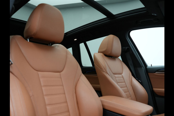 BMW X3 xDrive30e M Sport Plug In Hybrid 293pk Dealer O.H. PHEV | Panodak | Sfeerverlichting | Lederen Sportstoelen Memory & Verwarmd | Stuur Verwarmd | Apple Carplay | Keyless | Cruise Control | Navigatie | DAB | 19"L.M |