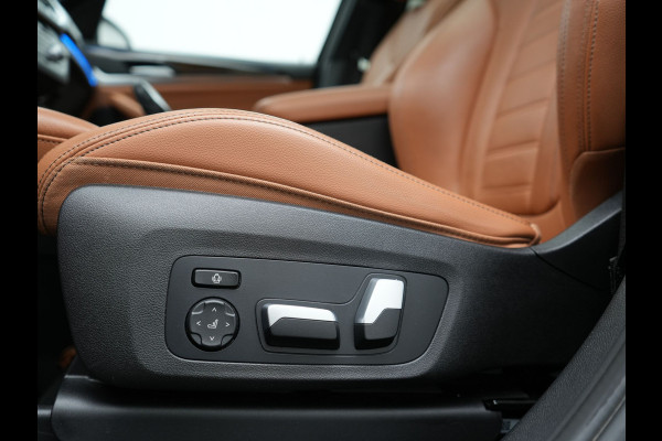 BMW X3 xDrive30e M Sport Plug In Hybrid 293pk Dealer O.H. PHEV | Panodak | Sfeerverlichting | Lederen Sportstoelen Memory & Verwarmd | Stuur Verwarmd | Apple Carplay | Keyless | Cruise Control | Navigatie | DAB | 19"L.M |