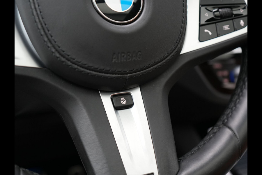 BMW X3 xDrive30e M Sport Plug In Hybrid 293pk Dealer O.H. PHEV | Panodak | Sfeerverlichting | Lederen Sportstoelen Memory & Verwarmd | Stuur Verwarmd | Apple Carplay | Keyless | Cruise Control | Navigatie | DAB | 19"L.M |