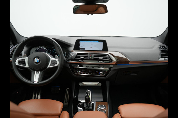 BMW X3 xDrive30e M Sport Plug In Hybrid 293pk Dealer O.H. PHEV | Panodak | Sfeerverlichting | Lederen Sportstoelen Memory & Verwarmd | Stuur Verwarmd | Apple Carplay | Keyless | Cruise Control | Navigatie | DAB | 19"L.M |