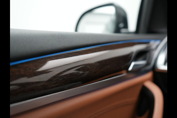 BMW X3 xDrive30e M Sport Plug In Hybrid 293pk Dealer O.H. PHEV | Panodak | Sfeerverlichting | Lederen Sportstoelen Memory & Verwarmd | Stuur Verwarmd | Apple Carplay | Keyless | Cruise Control | Navigatie | DAB | 19"L.M |