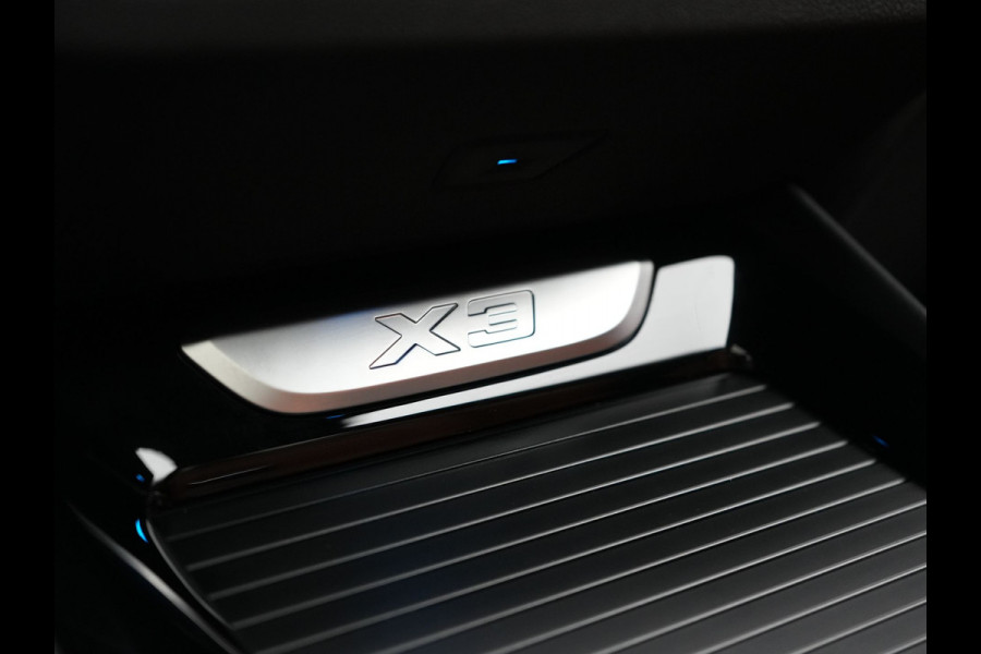 BMW X3 xDrive30e M Sport Plug In Hybrid 293pk Dealer O.H. PHEV | Panodak | Sfeerverlichting | Lederen Sportstoelen Memory & Verwarmd | Stuur Verwarmd | Apple Carplay | Keyless | Cruise Control | Navigatie | DAB | 19"L.M |