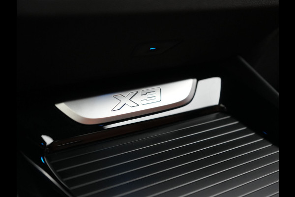 BMW X3 xDrive30e M Sport Plug In Hybrid 293pk Dealer O.H. PHEV | Panodak | Sfeerverlichting | Lederen Sportstoelen Memory & Verwarmd | Stuur Verwarmd | Apple Carplay | Keyless | Cruise Control | Navigatie | DAB | 19"L.M |