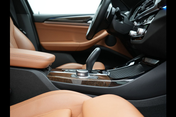 BMW X3 xDrive30e M Sport Plug In Hybrid 293pk Dealer O.H. PHEV | Panodak | Sfeerverlichting | Lederen Sportstoelen Memory & Verwarmd | Stuur Verwarmd | Apple Carplay | Keyless | Cruise Control | Navigatie | DAB | 19"L.M |