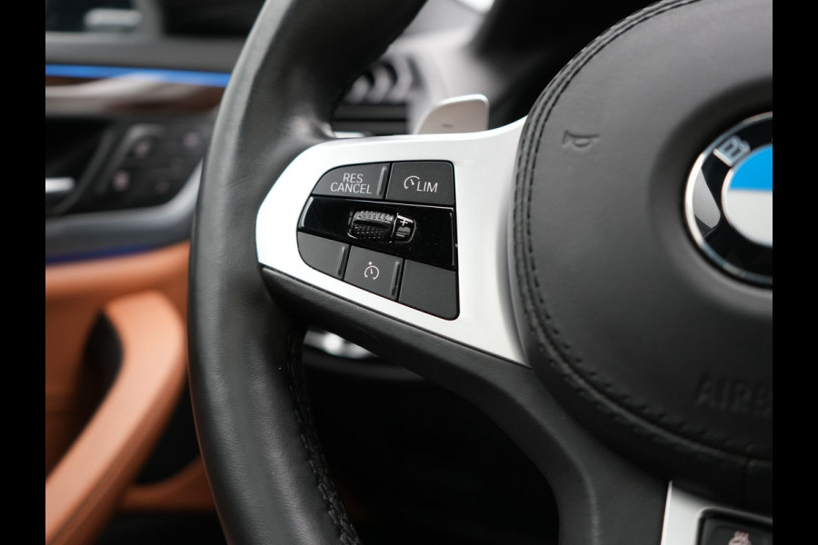 BMW X3 xDrive30e M Sport Plug In Hybrid 293pk Dealer O.H. PHEV | Panodak | Sfeerverlichting | Lederen Sportstoelen Memory & Verwarmd | Stuur Verwarmd | Apple Carplay | Keyless | Cruise Control | Navigatie | DAB | 19"L.M |