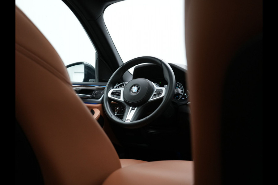 BMW X3 xDrive30e M Sport Plug In Hybrid 293pk Dealer O.H. PHEV | Panodak | Sfeerverlichting | Lederen Sportstoelen Memory & Verwarmd | Stuur Verwarmd | Apple Carplay | Keyless | Cruise Control | Navigatie | DAB | 19"L.M |