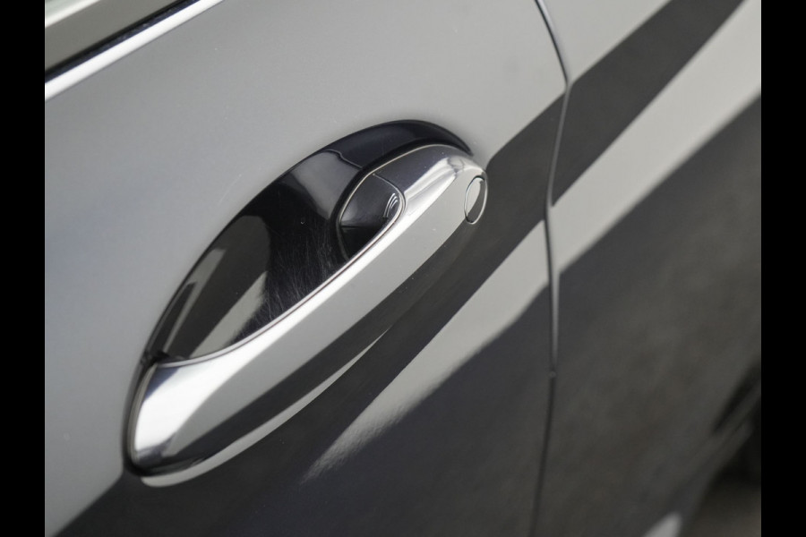 BMW X3 xDrive30e M Sport Plug In Hybrid 293pk Dealer O.H. PHEV | Panodak | Sfeerverlichting | Lederen Sportstoelen Memory & Verwarmd | Stuur Verwarmd | Apple Carplay | Keyless | Cruise Control | Navigatie | DAB | 19"L.M |