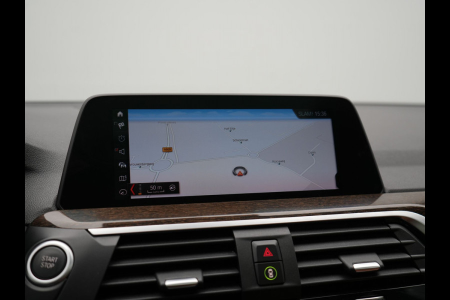 BMW X3 xDrive30e M Sport Plug In Hybrid 293pk Dealer O.H. PHEV | Panodak | Sfeerverlichting | Lederen Sportstoelen Memory & Verwarmd | Stuur Verwarmd | Apple Carplay | Keyless | Cruise Control | Navigatie | DAB | 19"L.M |