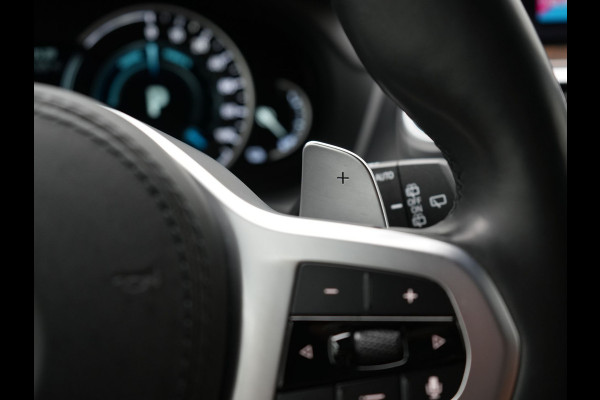 BMW X3 xDrive30e M Sport Plug In Hybrid 293pk Dealer O.H. PHEV | Panodak | Sfeerverlichting | Lederen Sportstoelen Memory & Verwarmd | Stuur Verwarmd | Apple Carplay | Keyless | Cruise Control | Navigatie | DAB | 19"L.M |