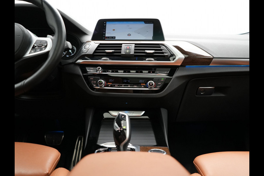 BMW X3 xDrive30e M Sport Plug In Hybrid 293pk Dealer O.H. PHEV | Panodak | Sfeerverlichting | Lederen Sportstoelen Memory & Verwarmd | Stuur Verwarmd | Apple Carplay | Keyless | Cruise Control | Navigatie | DAB | 19"L.M |