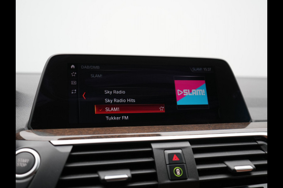 BMW X3 xDrive30e M Sport Plug In Hybrid 293pk Dealer O.H. PHEV | Panodak | Sfeerverlichting | Lederen Sportstoelen Memory & Verwarmd | Stuur Verwarmd | Apple Carplay | Keyless | Cruise Control | Navigatie | DAB | 19"L.M |