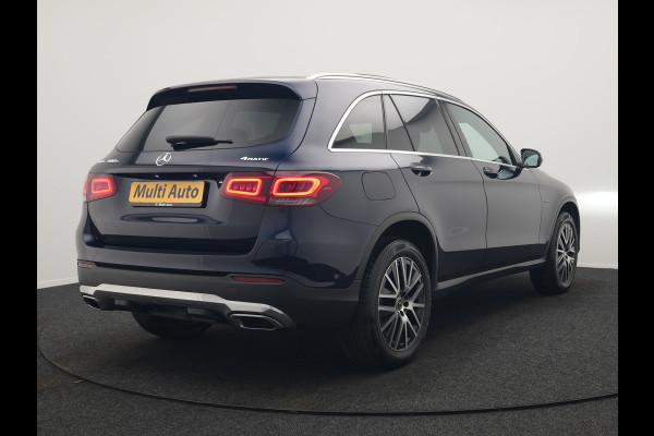 Mercedes-Benz GLC 300e 4MATIC Premium Plug In Hybrid 320pk Dealer O.H. PHEV | Trekhaak Af Fabriek | Panodak | Adaptive Cruise | Camera | Sfeerverlichting | Apple Carplay | Blis | Navigatie | DAB | 19"L.M |