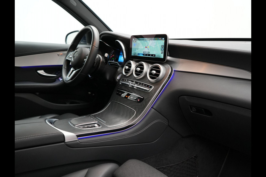 Mercedes-Benz GLC 300e 4MATIC Premium Plug In Hybrid 320pk Dealer O.H. PHEV | Trekhaak Af Fabriek | Panodak | Adaptive Cruise | Camera | Sfeerverlichting | Apple Carplay | Blis | Navigatie | DAB | 19"L.M |