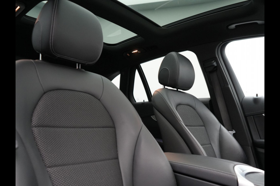 Mercedes-Benz GLC 300e 4MATIC Premium Plug In Hybrid 320pk Dealer O.H. PHEV | Trekhaak Af Fabriek | Panodak | Adaptive Cruise | Camera | Sfeerverlichting | Apple Carplay | Blis | Navigatie | DAB | 19"L.M |