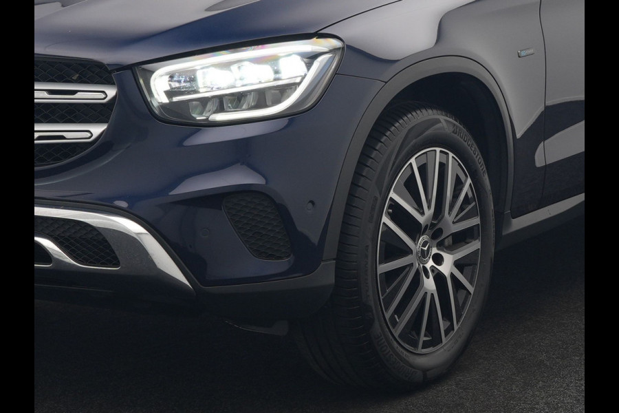 Mercedes-Benz GLC 300e 4MATIC Premium Plug In Hybrid 320pk Dealer O.H. PHEV | Trekhaak Af Fabriek | Panodak | Adaptive Cruise | Camera | Sfeerverlichting | Apple Carplay | Blis | Navigatie | DAB | 19"L.M |