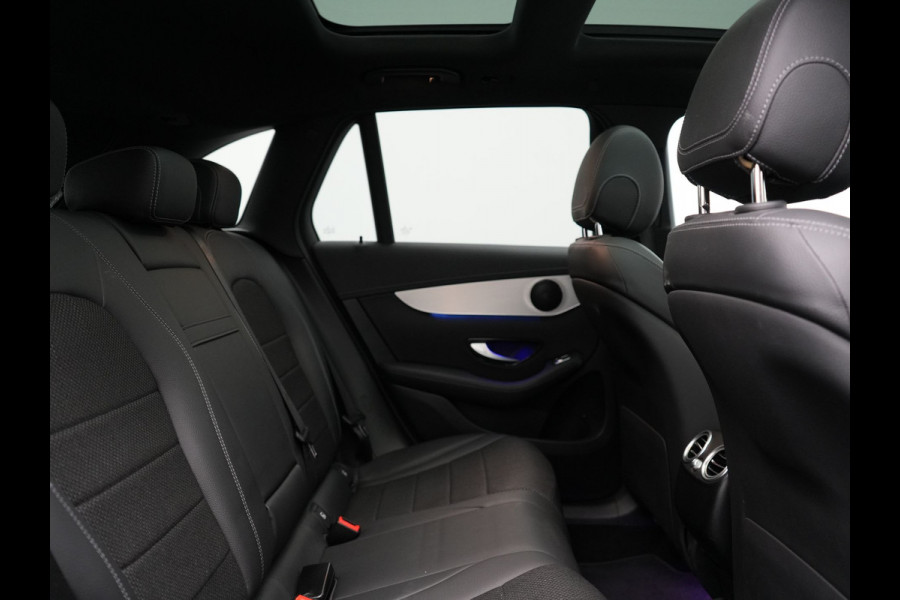 Mercedes-Benz GLC 300e 4MATIC Premium Plug In Hybrid 320pk Dealer O.H. PHEV | Trekhaak Af Fabriek | Panodak | Adaptive Cruise | Camera | Sfeerverlichting | Apple Carplay | Blis | Navigatie | DAB | 19"L.M |