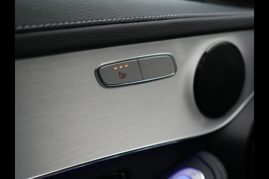 Mercedes-Benz GLC 300e 4MATIC Premium Plug In Hybrid 320pk Dealer O.H. PHEV | Trekhaak Af Fabriek | Panodak | Adaptive Cruise | Camera | Sfeerverlichting | Apple Carplay | Blis | Navigatie | DAB | 19"L.M |