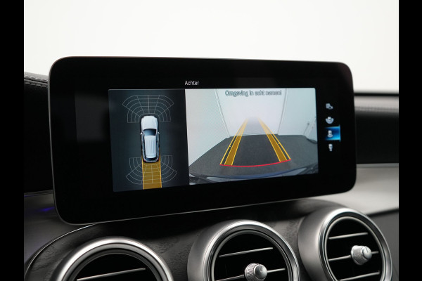 Mercedes-Benz GLC 300e 4MATIC Premium Plug In Hybrid 320pk Dealer O.H. PHEV | Trekhaak Af Fabriek | Panodak | Adaptive Cruise | Camera | Sfeerverlichting | Apple Carplay | Blis | Navigatie | DAB | 19"L.M |
