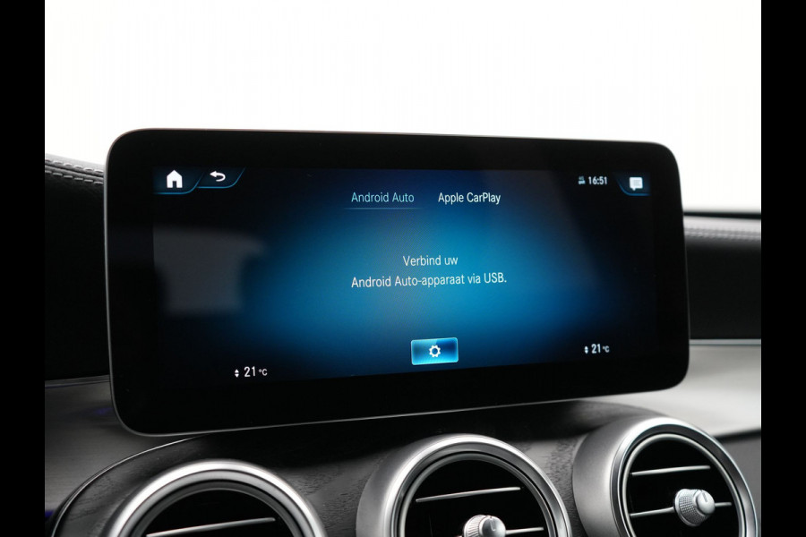 Mercedes-Benz GLC 300e 4MATIC Premium Plug In Hybrid 320pk Dealer O.H. PHEV | Trekhaak Af Fabriek | Panodak | Adaptive Cruise | Camera | Sfeerverlichting | Apple Carplay | Blis | Navigatie | DAB | 19"L.M |