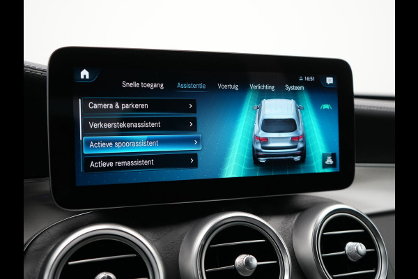 Mercedes-Benz GLC 300e 4MATIC Premium Plug In Hybrid 320pk Dealer O.H. PHEV | Trekhaak Af Fabriek | Panodak | Adaptive Cruise | Camera | Sfeerverlichting | Apple Carplay | Blis | Navigatie | DAB | 19"L.M |