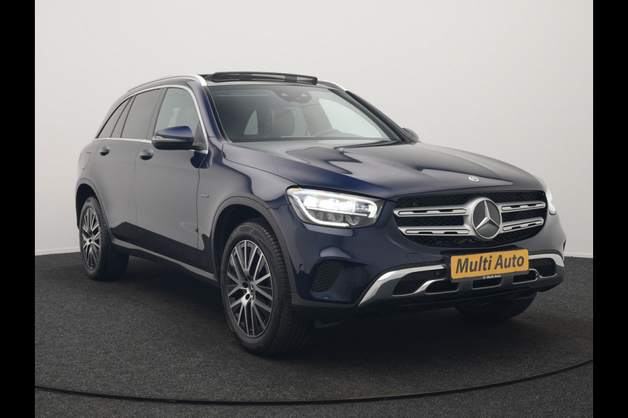 Mercedes-Benz GLC 300e 4MATIC Premium Plug In Hybrid 320pk Dealer O.H. PHEV | Trekhaak Af Fabriek | Panodak | Adaptive Cruise | Camera | Sfeerverlichting | Apple Carplay | Blis | Navigatie | DAB | 19"L.M |