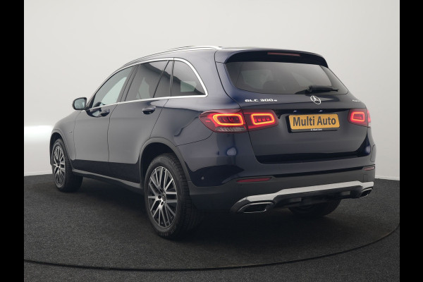 Mercedes-Benz GLC 300e 4MATIC Premium Plug In Hybrid 320pk Dealer O.H. PHEV | Trekhaak Af Fabriek | Panodak | Adaptive Cruise | Camera | Sfeerverlichting | Apple Carplay | Blis | Navigatie | DAB | 19"L.M |