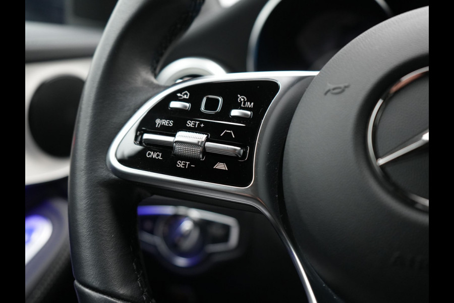 Mercedes-Benz GLC 300e 4MATIC Premium Plug In Hybrid 320pk Dealer O.H. PHEV | Trekhaak Af Fabriek | Panodak | Adaptive Cruise | Camera | Sfeerverlichting | Apple Carplay | Blis | Navigatie | DAB | 19"L.M |