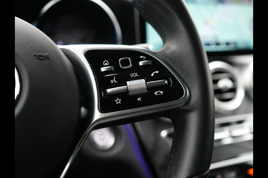 Mercedes-Benz GLC 300e 4MATIC Premium Plug In Hybrid 320pk Dealer O.H. PHEV | Trekhaak Af Fabriek | Panodak | Adaptive Cruise | Camera | Sfeerverlichting | Apple Carplay | Blis | Navigatie | DAB | 19"L.M |