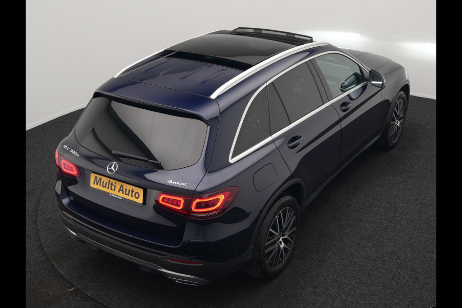 Mercedes-Benz GLC 300e 4MATIC Premium Plug In Hybrid 320pk Dealer O.H. PHEV | Trekhaak Af Fabriek | Panodak | Adaptive Cruise | Camera | Sfeerverlichting | Apple Carplay | Blis | Navigatie | DAB | 19"L.M |