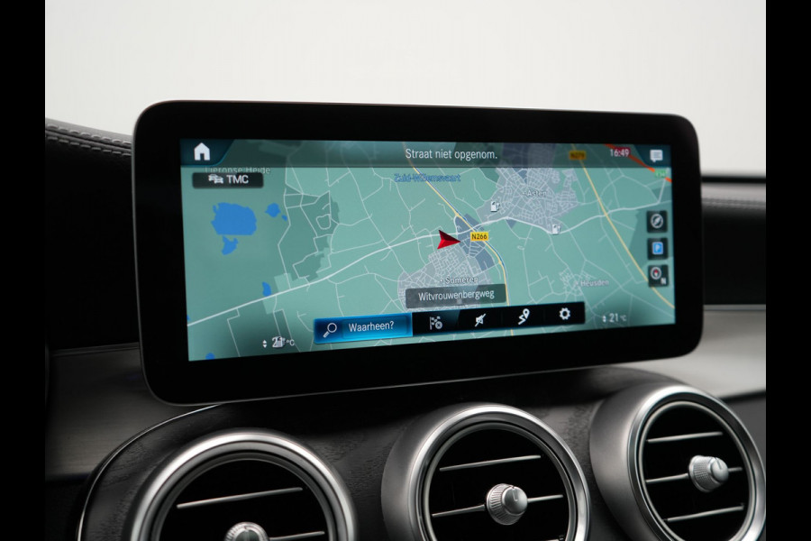 Mercedes-Benz GLC 300e 4MATIC Premium Plug In Hybrid 320pk Dealer O.H. PHEV | Trekhaak Af Fabriek | Panodak | Adaptive Cruise | Camera | Sfeerverlichting | Apple Carplay | Blis | Navigatie | DAB | 19"L.M |