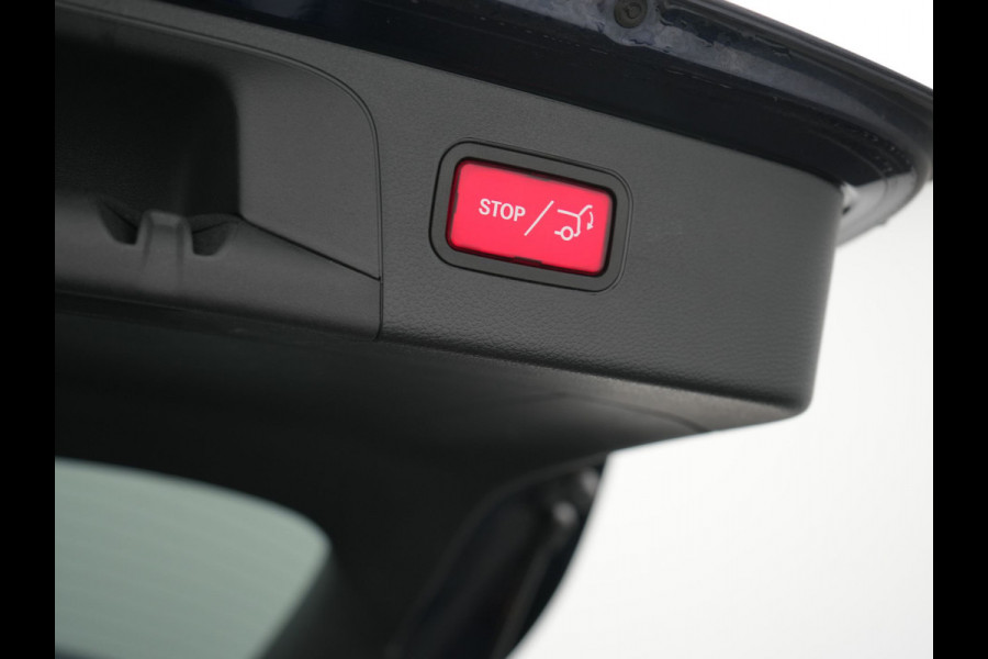 Mercedes-Benz GLC 300e 4MATIC Premium Plug In Hybrid 320pk Dealer O.H. PHEV | Trekhaak Af Fabriek | Panodak | Adaptive Cruise | Camera | Sfeerverlichting | Apple Carplay | Blis | Navigatie | DAB | 19"L.M |