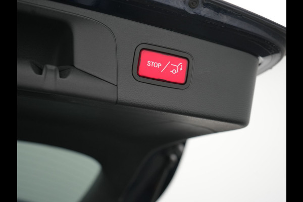 Mercedes-Benz GLC 300e 4MATIC Premium Plug In Hybrid 320pk Dealer O.H. PHEV | Trekhaak Af Fabriek | Panodak | Adaptive Cruise | Camera | Sfeerverlichting | Apple Carplay | Blis | Navigatie | DAB | 19"L.M |