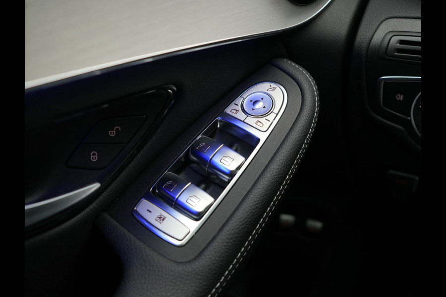 Mercedes-Benz GLC 300e 4MATIC Premium Plug In Hybrid 320pk Dealer O.H. PHEV | Trekhaak Af Fabriek | Panodak | Adaptive Cruise | Camera | Sfeerverlichting | Apple Carplay | Blis | Navigatie | DAB | 19"L.M |