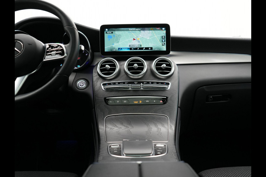 Mercedes-Benz GLC 300e 4MATIC Premium Plug In Hybrid 320pk Dealer O.H. PHEV | Trekhaak Af Fabriek | Panodak | Adaptive Cruise | Camera | Sfeerverlichting | Apple Carplay | Blis | Navigatie | DAB | 19"L.M |