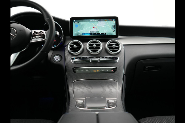 Mercedes-Benz GLC 300e 4MATIC Premium Plug In Hybrid 320pk Dealer O.H. PHEV | Trekhaak Af Fabriek | Panodak | Adaptive Cruise | Camera | Sfeerverlichting | Apple Carplay | Blis | Navigatie | DAB | 19"L.M |