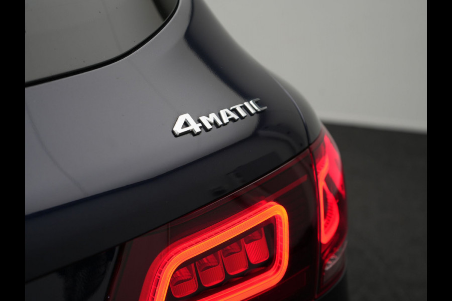 Mercedes-Benz GLC 300e 4MATIC Premium Plug In Hybrid 320pk Dealer O.H. PHEV | Trekhaak Af Fabriek | Panodak | Adaptive Cruise | Camera | Sfeerverlichting | Apple Carplay | Blis | Navigatie | DAB | 19"L.M |