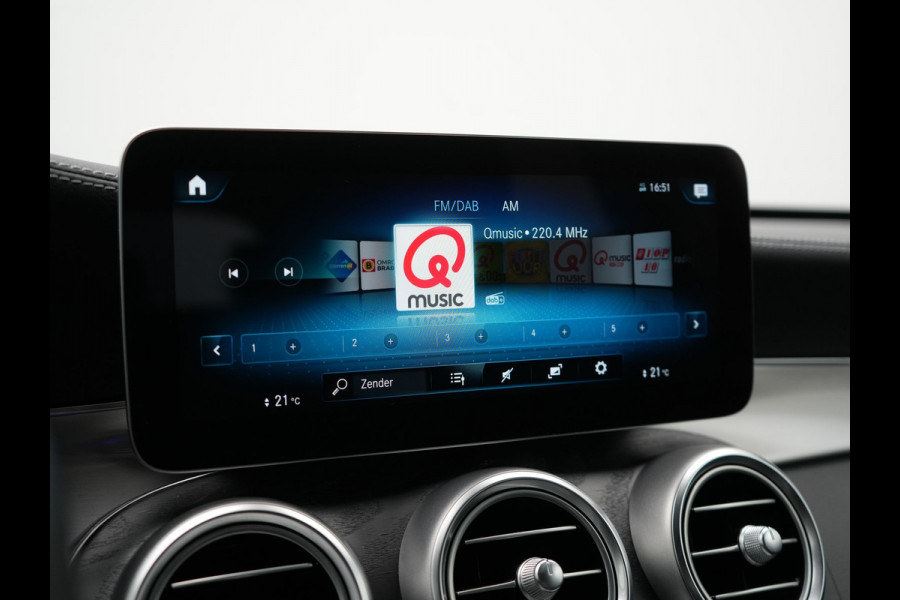 Mercedes-Benz GLC 300e 4MATIC Premium Plug In Hybrid 320pk Dealer O.H. PHEV | Trekhaak Af Fabriek | Panodak | Adaptive Cruise | Camera | Sfeerverlichting | Apple Carplay | Blis | Navigatie | DAB | 19"L.M |