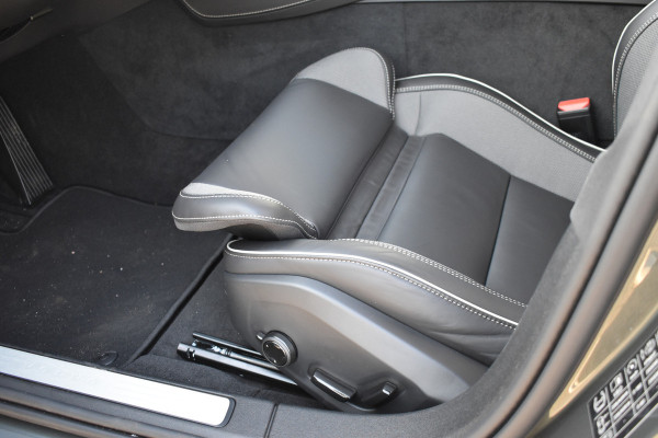 Volvo V60 T6 350PK Plug-in hybrid AWD Plus Dark | Panodak | ACC | H&K | HUD | Blis | Contour stoelen