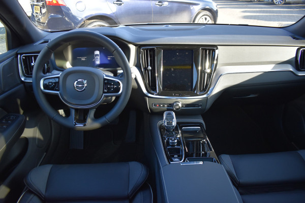 Volvo V60 T6 350PK Plug-in hybrid AWD Plus Dark | Panodak | ACC | H&K | HUD | Blis | Contour stoelen