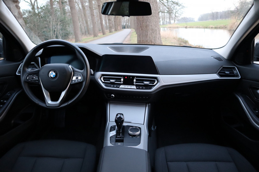 BMW 3 Serie 318i Executive | Trekhaak | Navi | Carplay | 19 inch |
