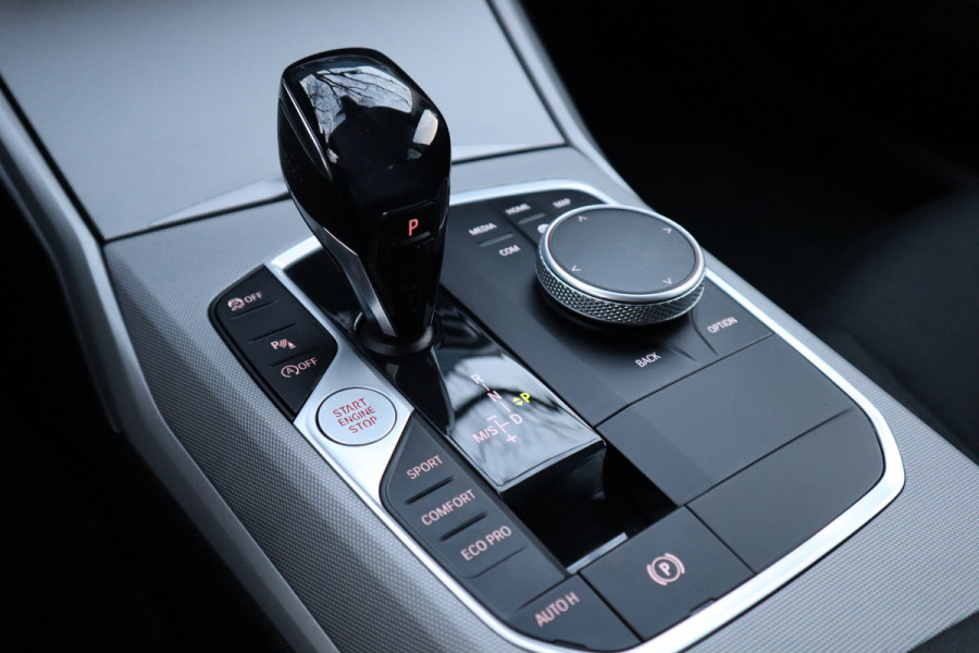 BMW 3 Serie 318i Executive | Trekhaak | Navi | Carplay | 19 inch |