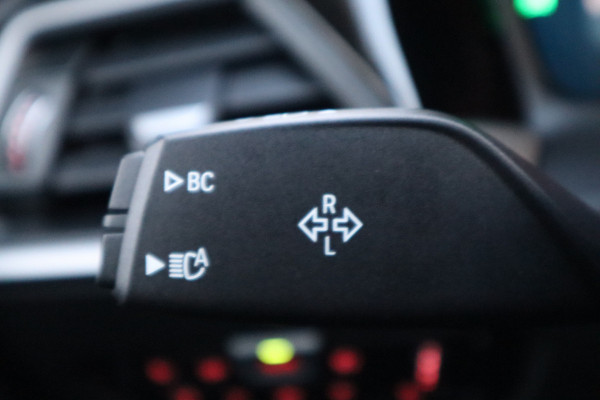 BMW 3 Serie 318i Executive | Trekhaak | Navi | Carplay | 19 inch |