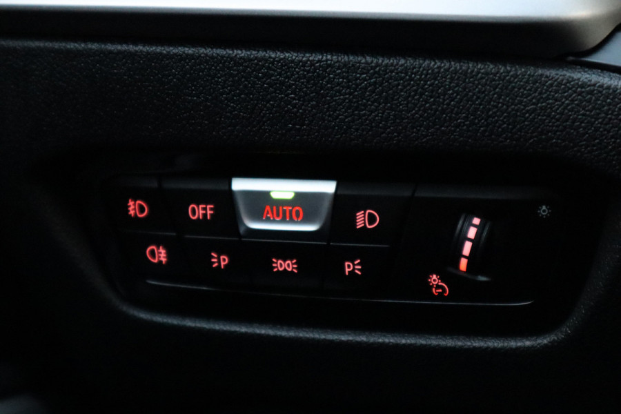 BMW 3 Serie 318i Executive | Trekhaak | Navi | Carplay | 19 inch |