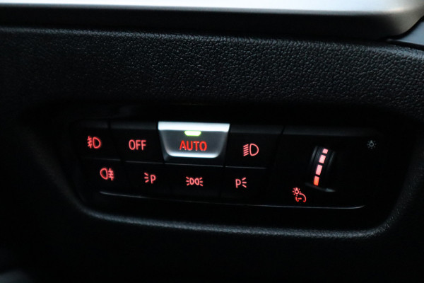 BMW 3 Serie 318i Executive | Trekhaak | Navi | Carplay | 19 inch |