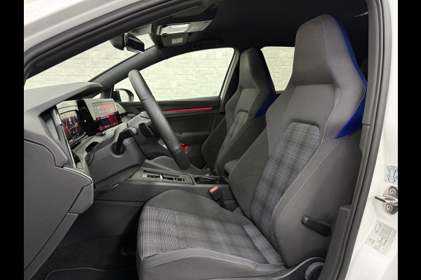 Volkswagen Golf 245 pk GTE Hybrid | IQ-Light | ACC | 19'' | GTI Diffuser | Trekhaak | Stuurwielverwarming | Achteruitrij-Camera | 3-Zone Clima | Carplay | Sfeerverlichting | Draadloos Laden |