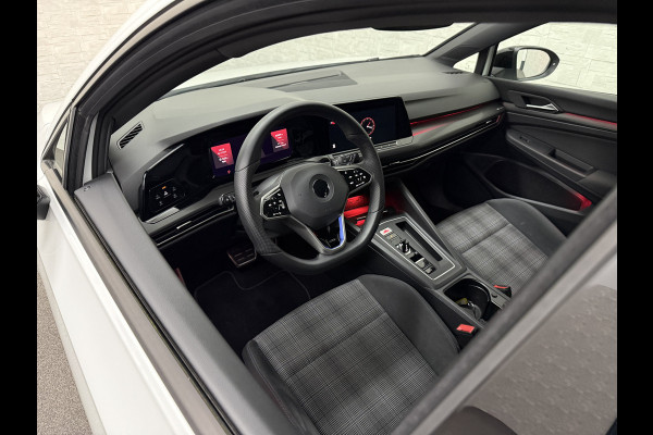 Volkswagen Golf 245 pk GTE Hybrid | IQ-Light | ACC | 19'' | GTI Diffuser | Trekhaak | Stuurwielverwarming | Achteruitrij-Camera | 3-Zone Clima | Carplay | Sfeerverlichting | Draadloos Laden |