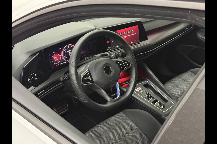 Volkswagen Golf 245 pk GTE Hybrid | IQ-Light | ACC | 19'' | GTI Diffuser | Trekhaak | Stuurwielverwarming | Achteruitrij-Camera | 3-Zone Clima | Carplay | Sfeerverlichting | Draadloos Laden |