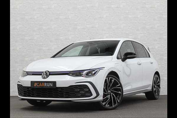 Volkswagen Golf 245 pk GTE Hybrid | IQ-Light | ACC | 19'' | GTI Diffuser | Trekhaak | Stuurwielverwarming | Achteruitrij-Camera | 3-Zone Clima | Carplay | Sfeerverlichting | Draadloos Laden |