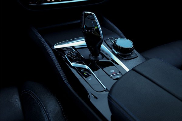 BMW 5 Serie 545e xDrive Individual Soft Close / M-zetels / Leder dashboard /